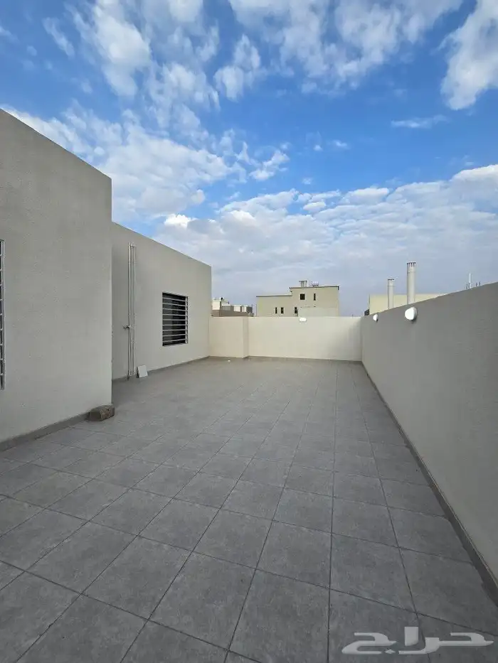 للبيع روف علوى مع ملحق مدخل مستقل مدخل سياره 650 ألف بالخميس 37