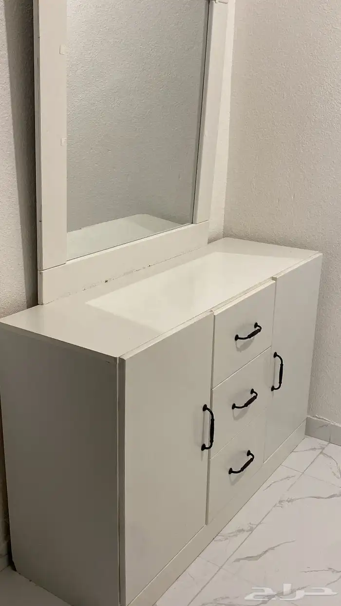 تسريحه بلون ابيض مع مرايا وعدة ادرج كبيره 0