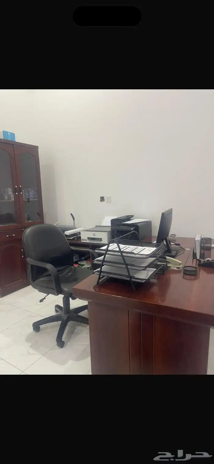 مكتب بجميع اغراضه ويوجد ايضا  مكيف سبلت 0