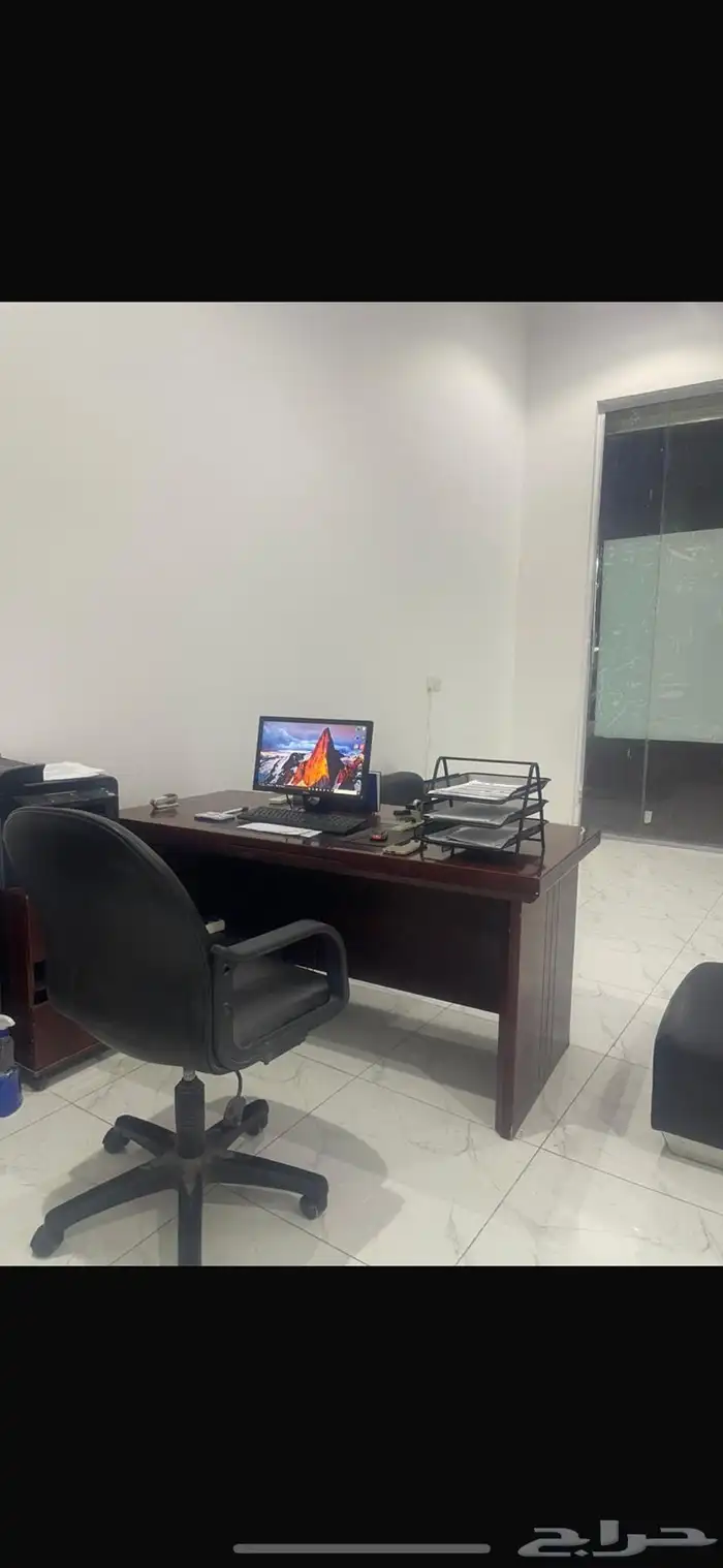 مكتب بجميع اغراضه ويوجد ايضا  مكيف سبلت 2