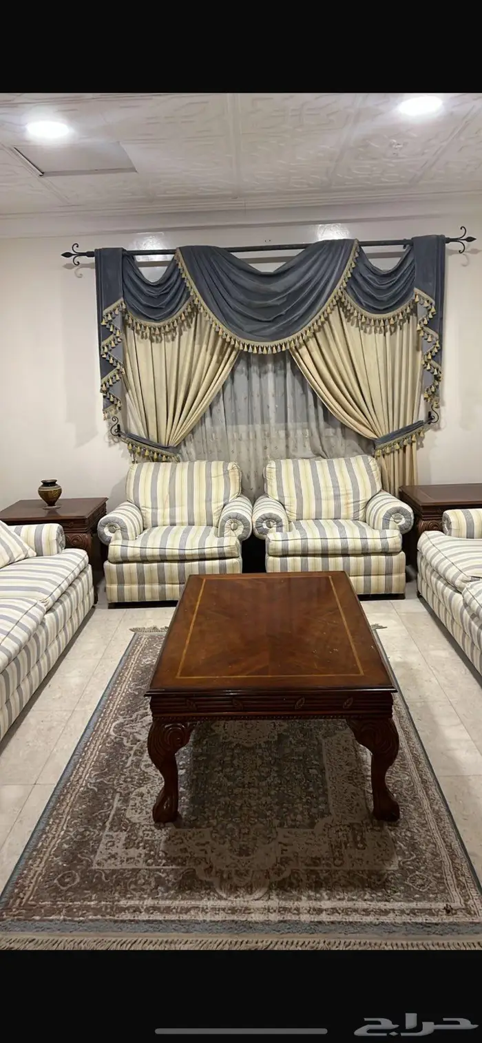 طاولة خشب وفرن وسرير 3
