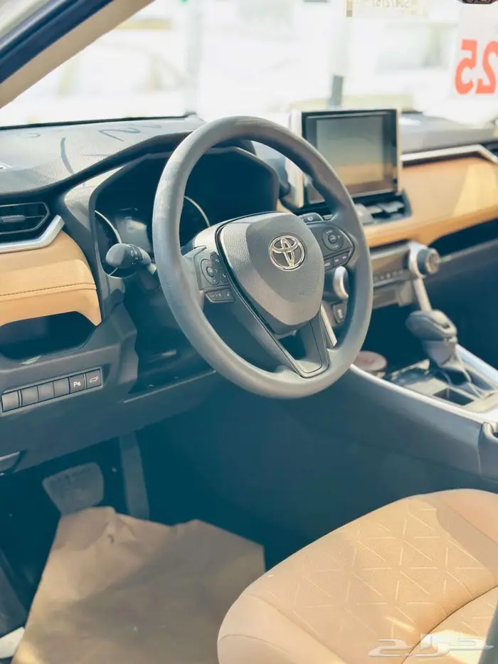 تويوتا راف فور نص فل وستاندر 2025 1