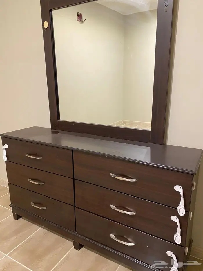 أثاث ومكيف شباك وغاز كبير ومطبخ للبيع 4