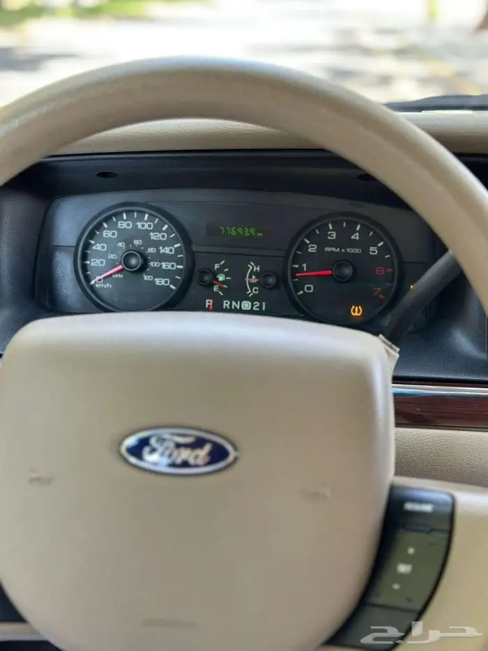فورد فكتوريا عداد 77 الف 0