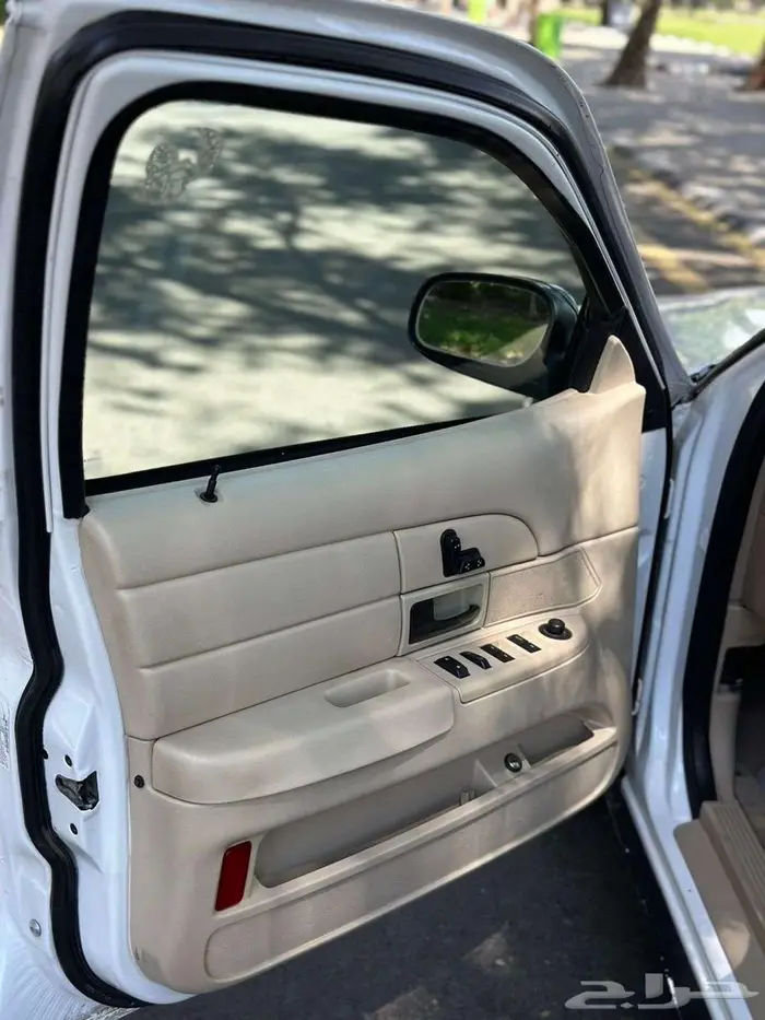 فورد فكتوريا عداد 77 الف 18