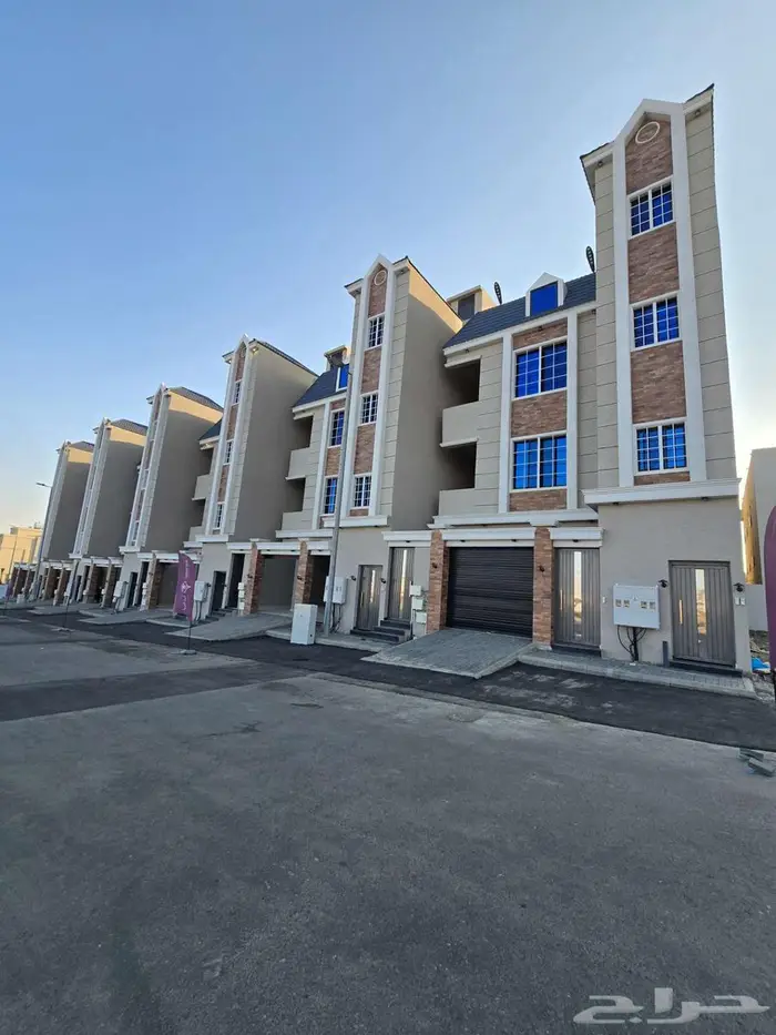 للبيع أدوار علويه 6غرف VIP سطح مستقل غرب الخميس وسط الخدمات 0