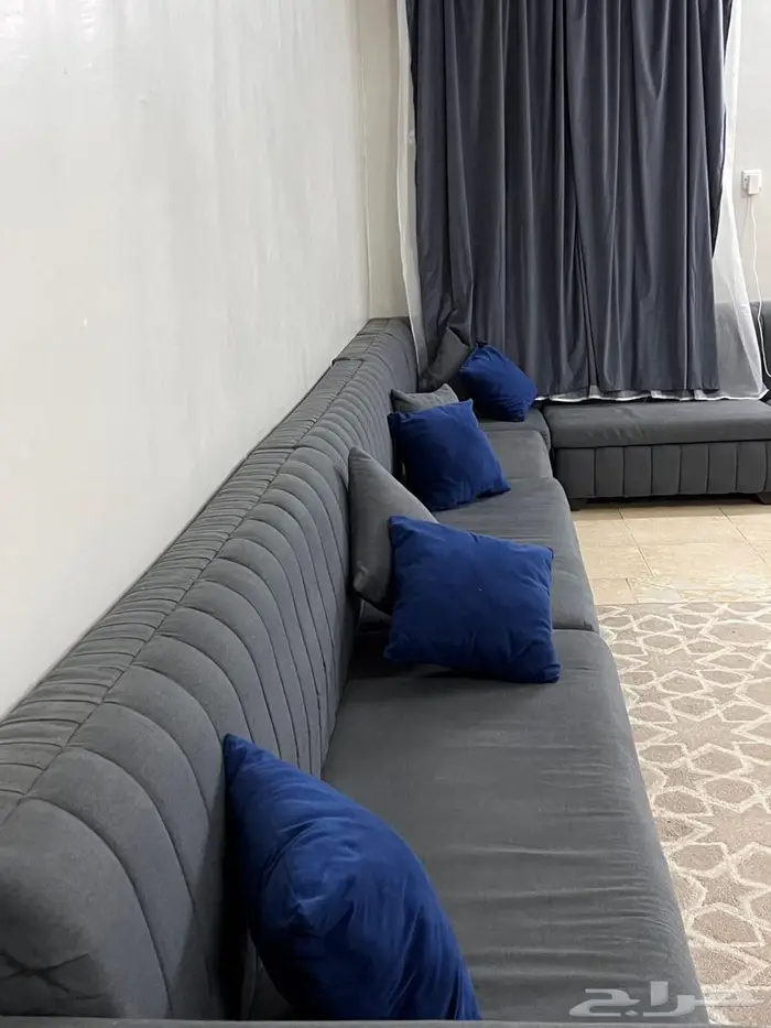 كنب كبير ونظيف كما هو موضح في الصور معه ستارتين للبيع ب 700 3