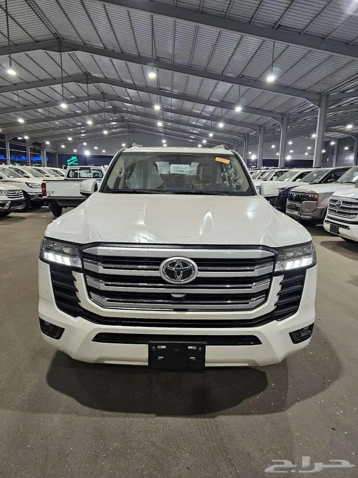 لاندكروزر GXR L2 عبداللطيف جميل بنزين عروض خاصة 0