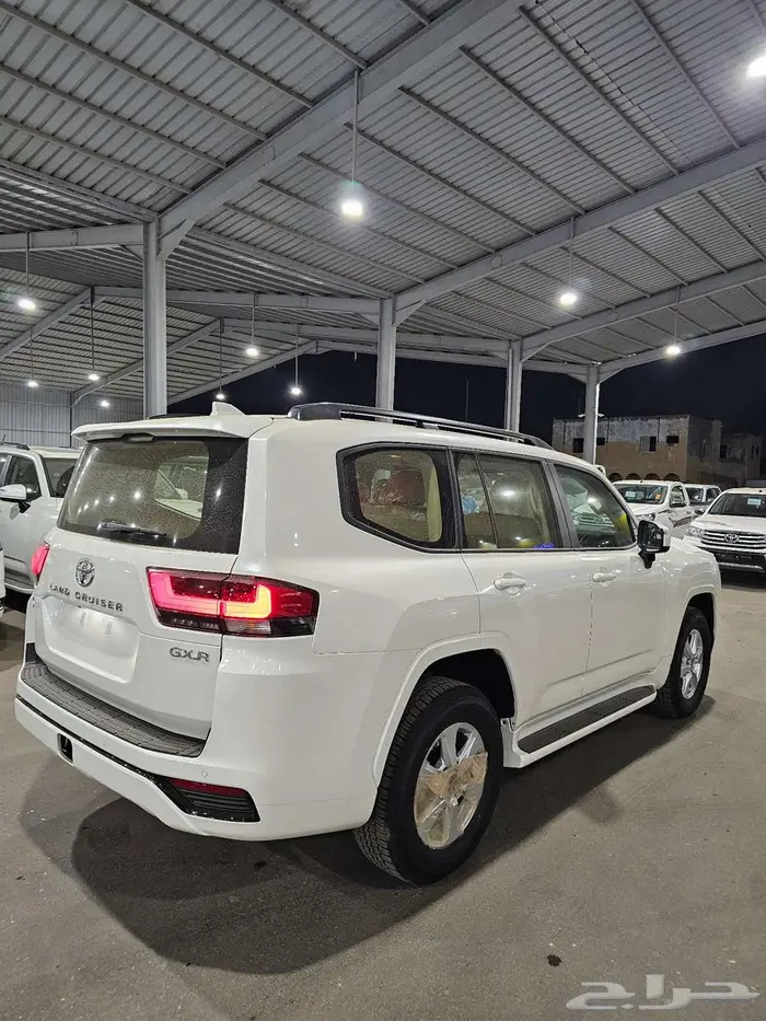 لاندكروزر GXR L2 عبداللطيف جميل بنزين عروض خاصة 9
