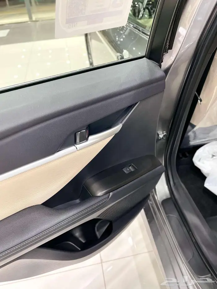 تويوتا كامري LE هايبرد سعودي 2025 ابيض وتيتانيوم 12