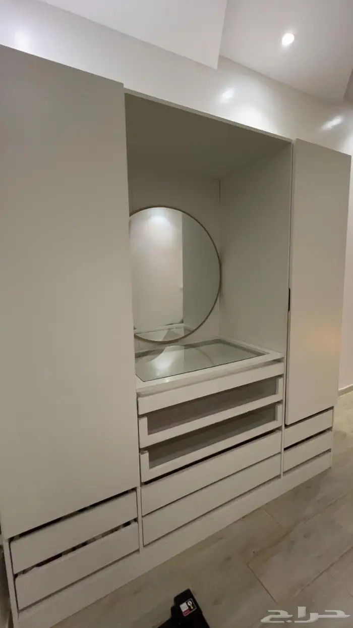 دولاب ملابس مع تسريحه ومكيف 0