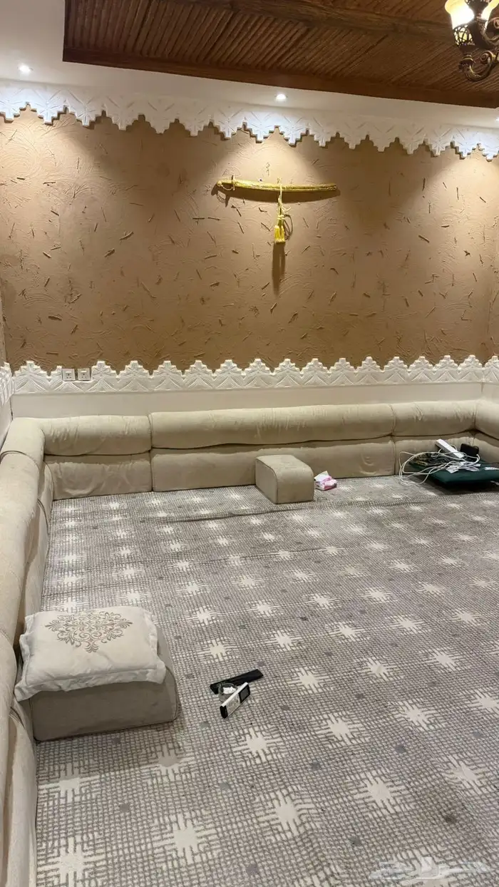 جلسة ارضيه مع فرشة استخدام نظيف وجديدة 0