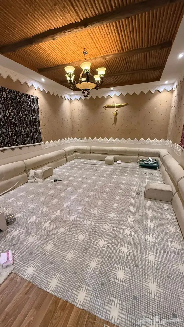 جلسة ارضيه مع فرشة استخدام نظيف وجديدة 1