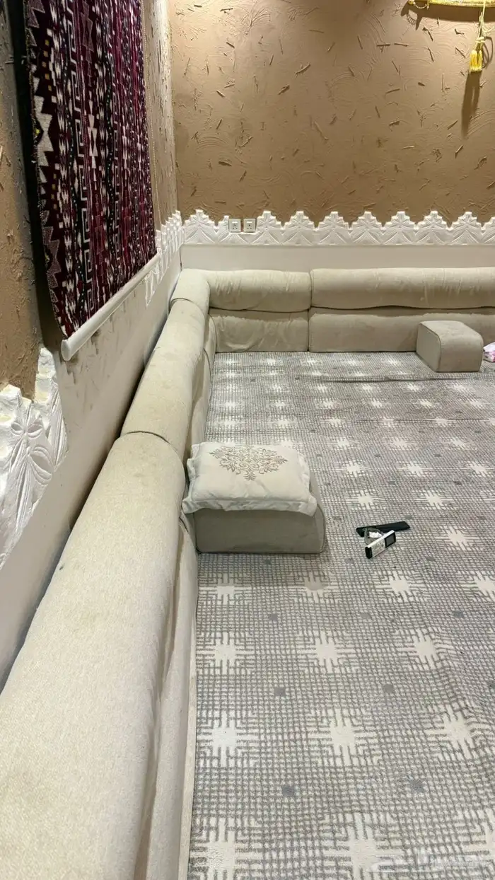 جلسة ارضيه مع فرشة استخدام نظيف وجديدة 2