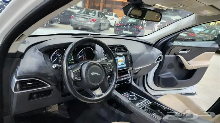 جاكور F Pace 2017 9