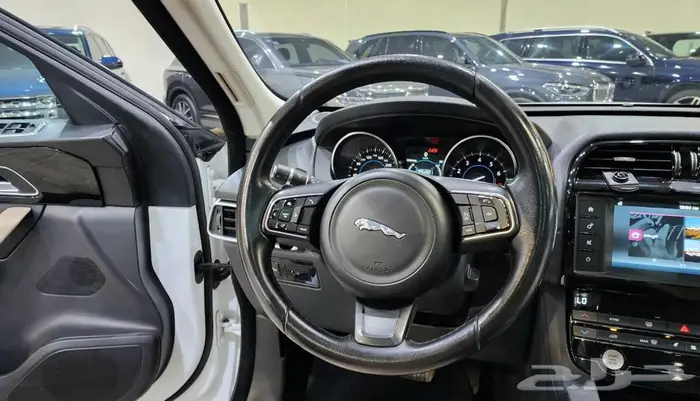 جاكور F Pace 2017 12