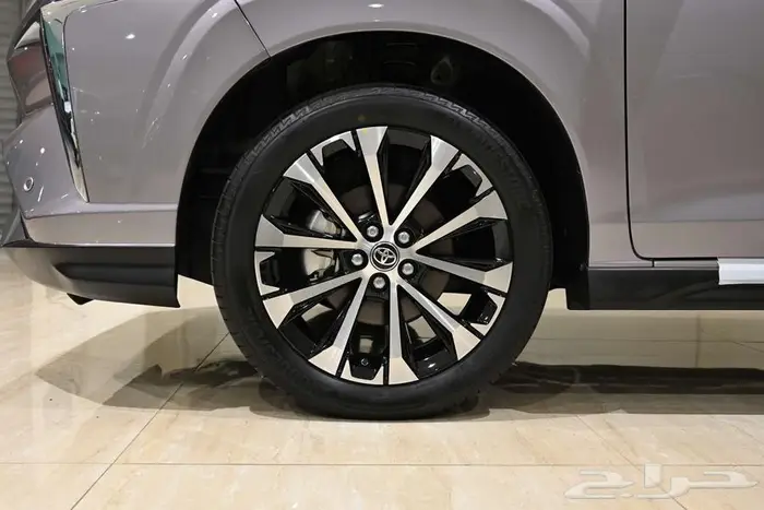 تويوتا فيلوز GLX بنزين 2025 11