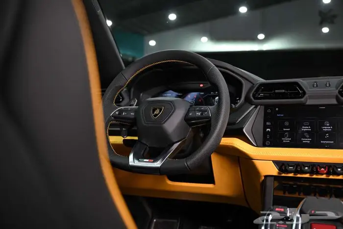 شركة البريمي لسيارات Lamborghini 3