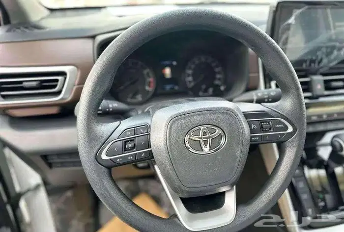 تويوتا انوفا 2025 ستاندر بنزين اصفار 8