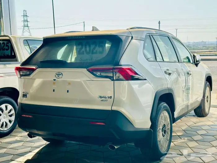 تويوتا راف فور نص فل وستاندر 2025 6