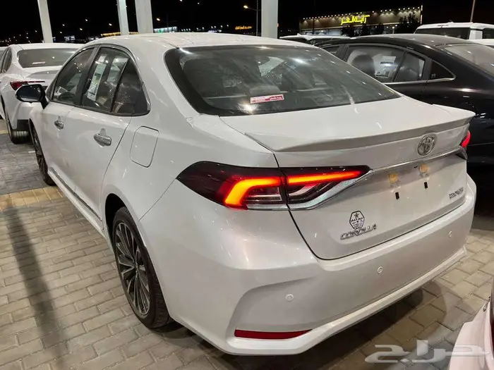 تويوتا كورولا 2.0 GLi فل كامل بنزين 2025 9