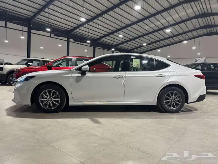 تويوتا كامري E بنزين 2025 1