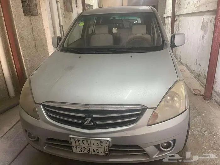 سيارة عائلية صينية من نوع سي ام سي 7 ركاب موديل 2013 2