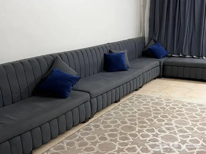كنب كبير ونظيف كما هو موضح في الصور معه ستارتين للبيع ب 700 1