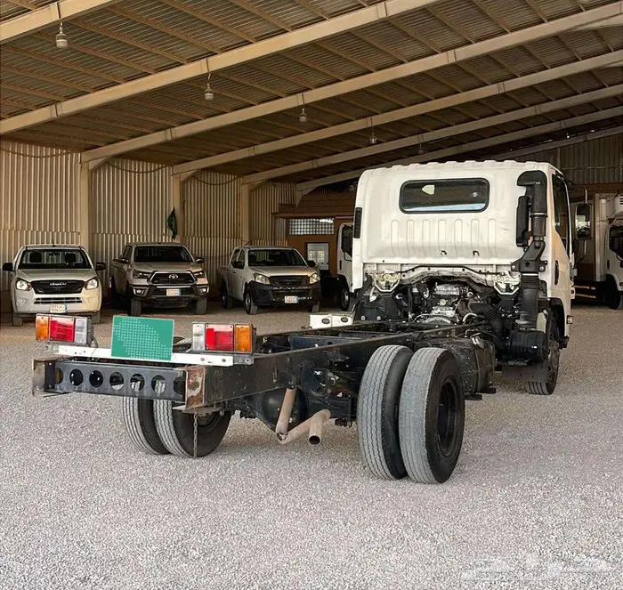 ايسوزو دينا شاص 5 متر قير عادي 2012 7