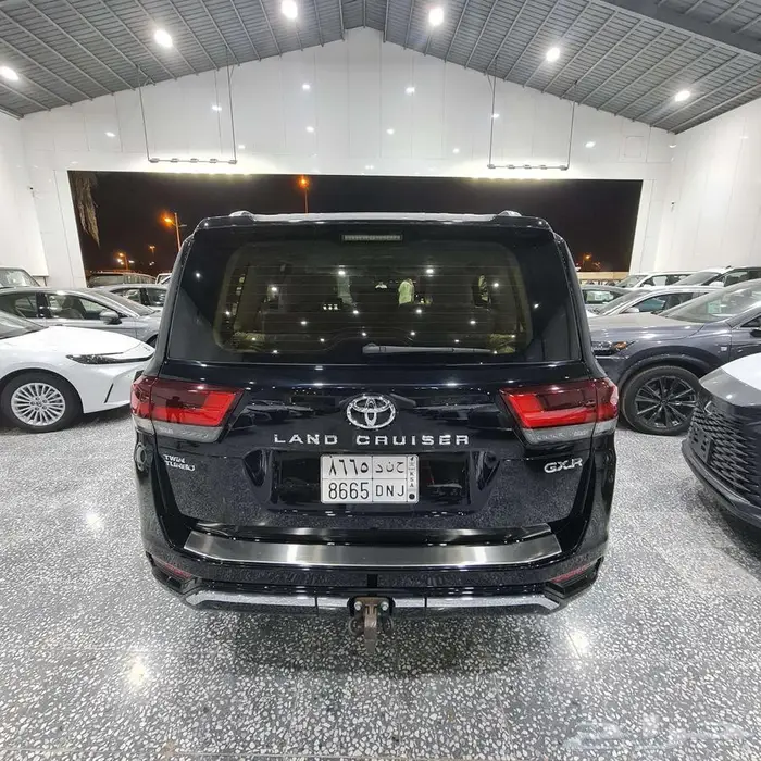تويوتا لاندكروزر GXR - L4 بنزين 2024 على السوم 3