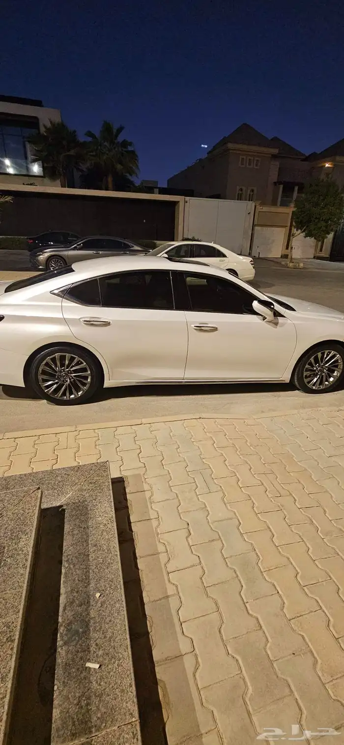 للبيع لكزس ES350 موديل 2019 الممشى قليل لامانع بالبدل 11