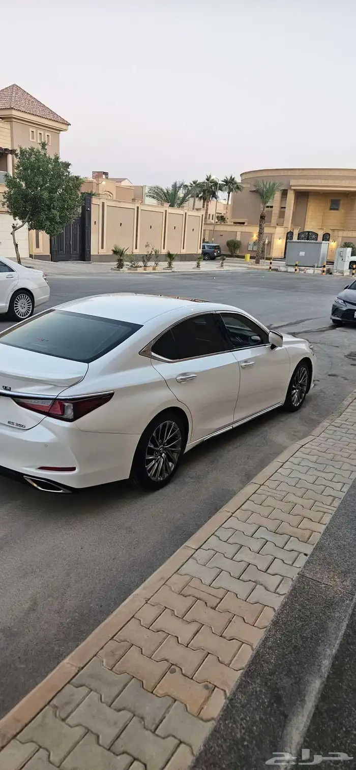 للبيع لكزس ES350 موديل 2019 الممشى قليل لامانع بالبدل 5