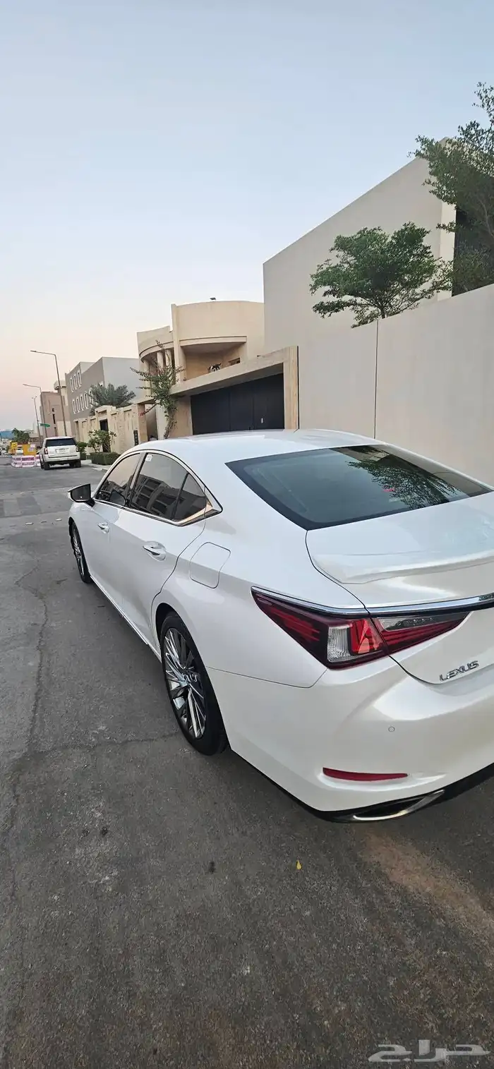 للبيع لكزس ES350 موديل 2019 الممشى قليل لامانع بالبدل 3