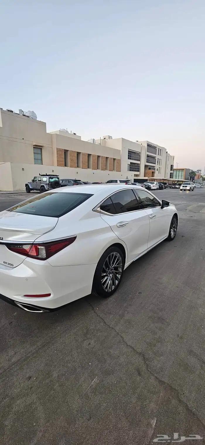 للبيع لكزس ES350 موديل 2019 الممشى قليل لامانع بالبدل 2