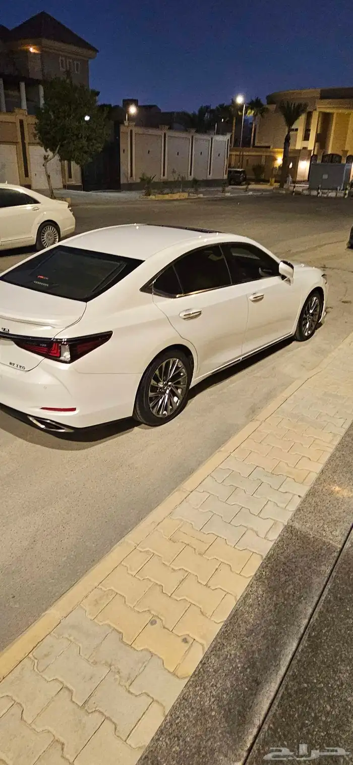 للبيع لكزس ES350 موديل 2019 الممشى قليل لامانع بالبدل 10