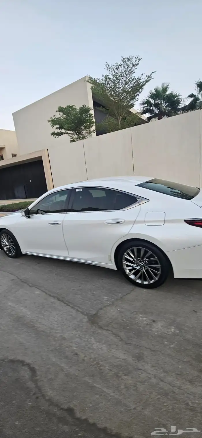 للبيع لكزس ES350 موديل 2019 الممشى قليل لامانع بالبدل 4