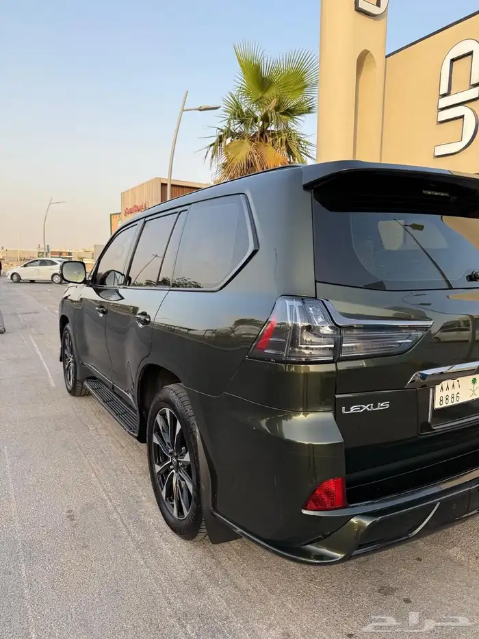جيب لكزس 2021 بلاك ايديشن 12