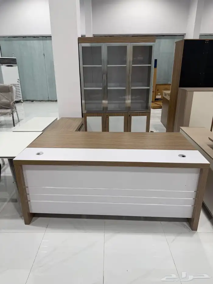 طاولة مكتب  كراسي  خزانات  كرسي انتظار  أرائك متاحة 1