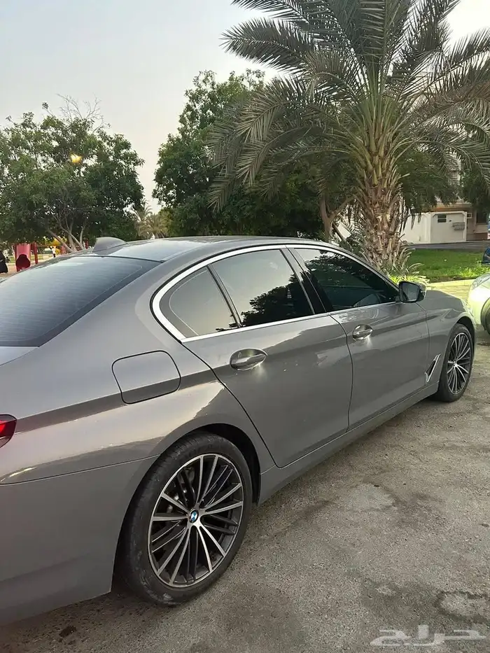 سيارة BMW 520i   موديل 2022 مخزنه وكاله 3
