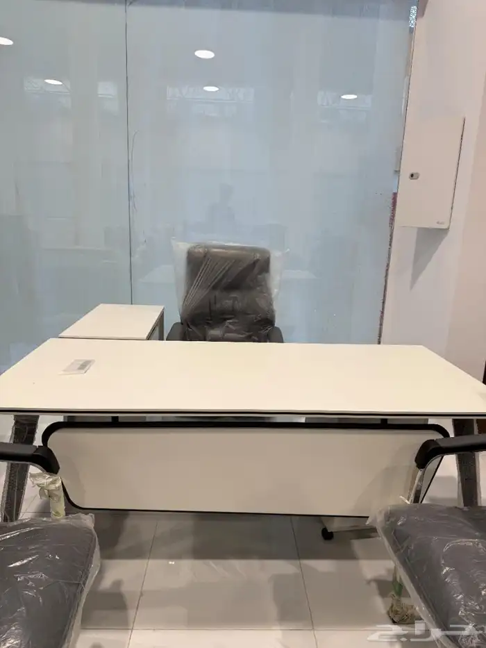 طاولة مكتب  كراسي  خزانات  كرسي انتظار  أرائك متاحة 42