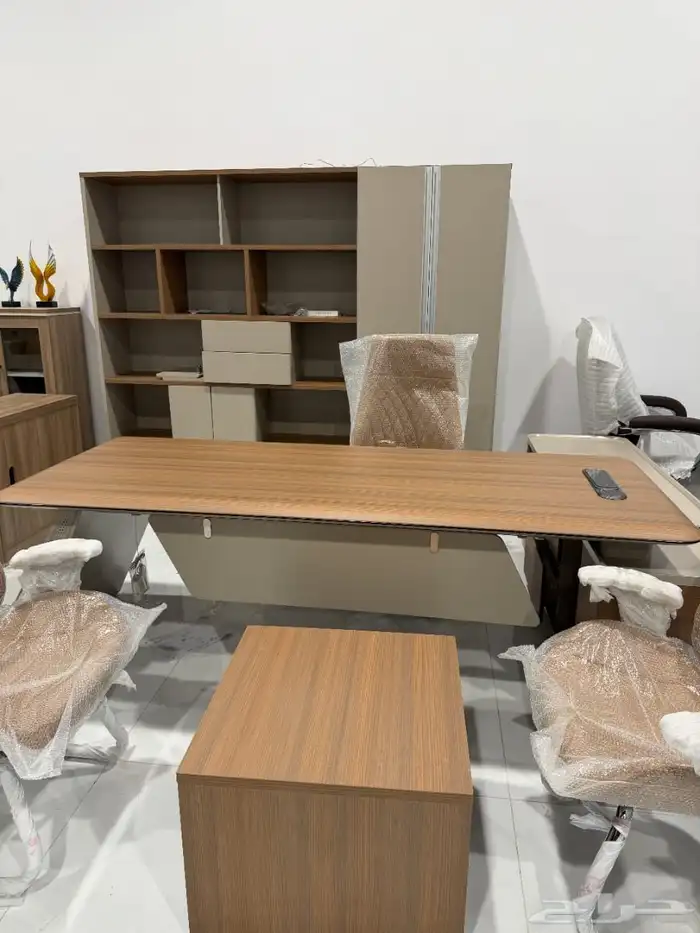 طاولة مكتب  كراسي  خزانات  كرسي انتظار  أرائك متاحة 44