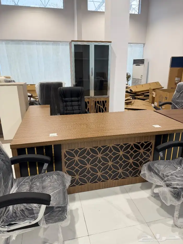 طاولة مكتب  كراسي  خزانات  كرسي انتظار  أرائك متاحة 37