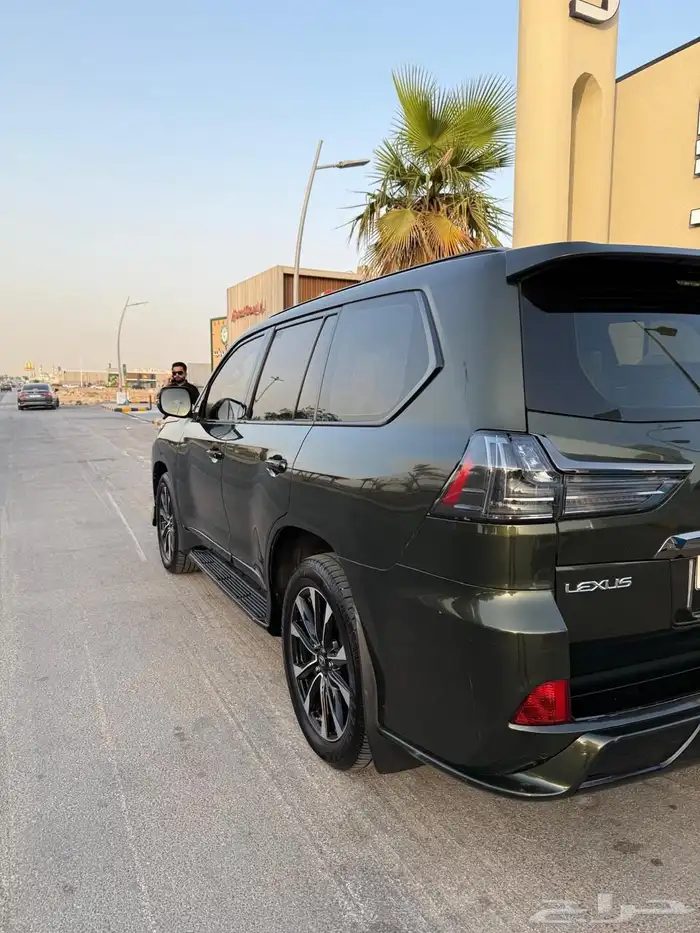جيب لكزس 2021 بلاك ايديشن 9
