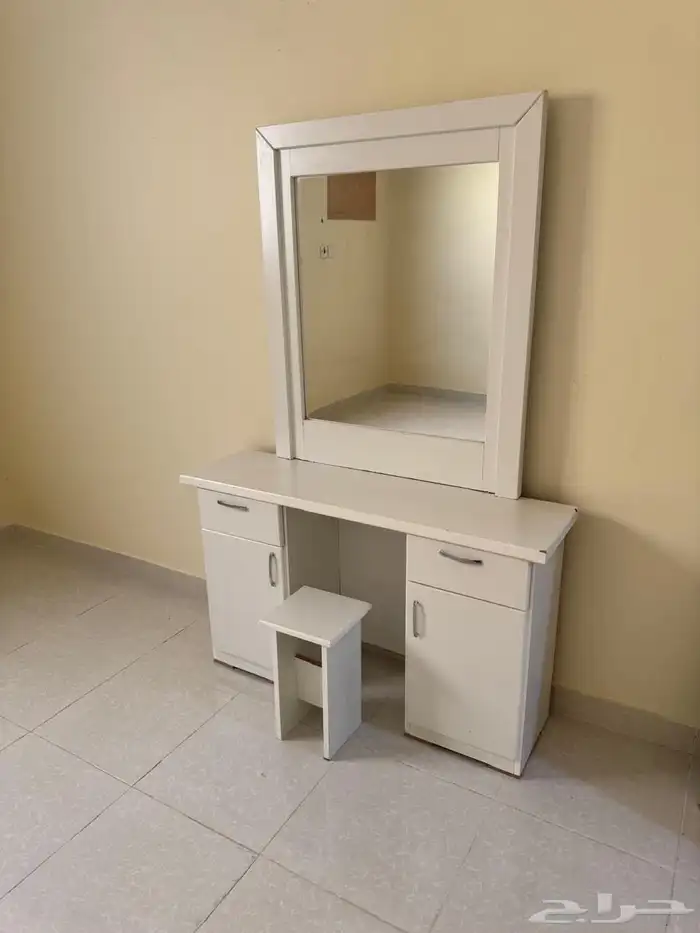 تسريحة بمرآة مع كرسي 0