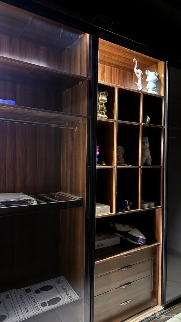 دولاب عرض مودرن زجاجي بإضاءة داخلية 2