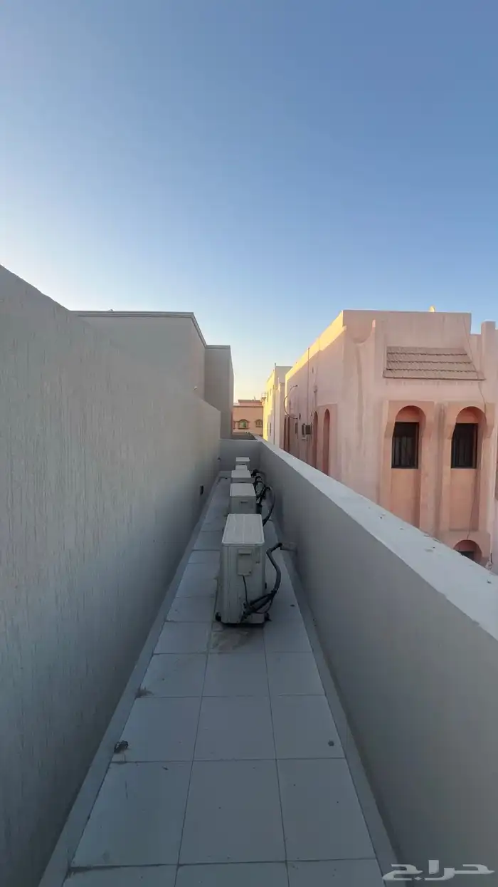 للبيع فيلا مستقله 625 متر مؤثثه حي بدر 91 43