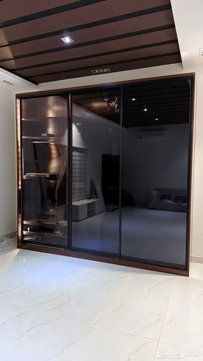 دولاب عرض مودرن زجاجي بإضاءة داخلية 1