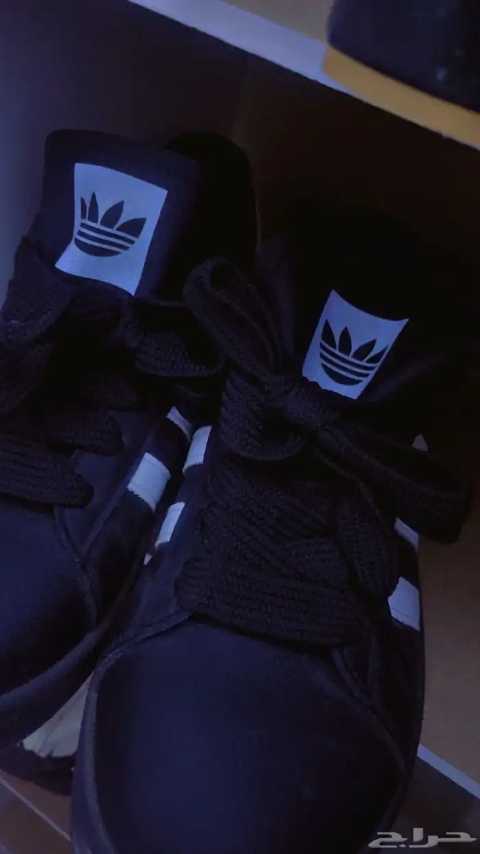 شوز رياضي اديداس لم يبلس إلا مره مقاس 43 2