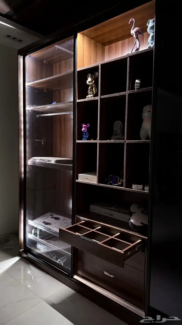 دولاب عرض مودرن زجاجي بإضاءة داخلية 3