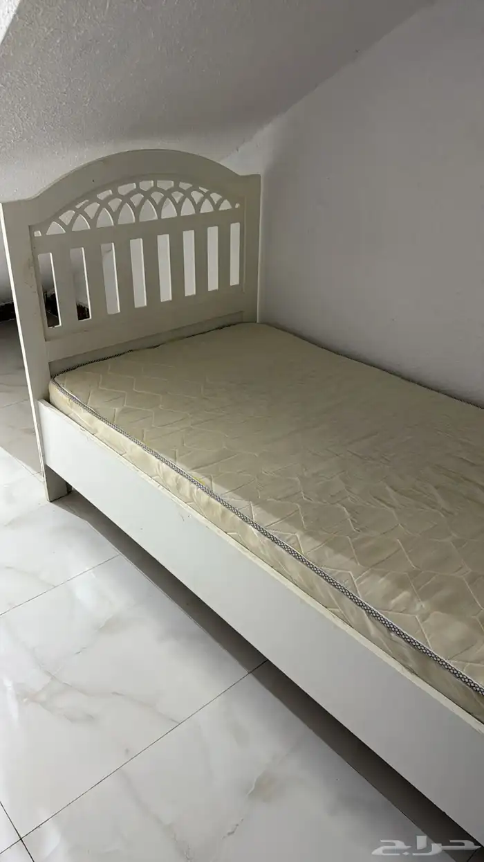 سرير ابيض 0